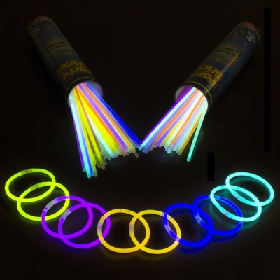 Πολυχρωματικά βραχιόλια 8 ιντσών Glow Stick για το φετινό πάρτι Διακόσμηση από PE / πλαστικό